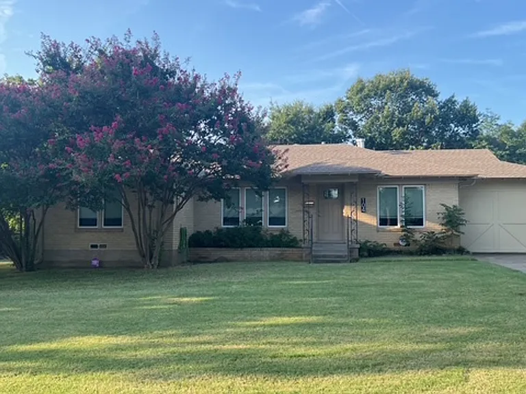 104 Varsity Cir — Photo 1