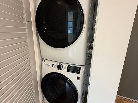 4th image of 1143 Glenville Dr #101