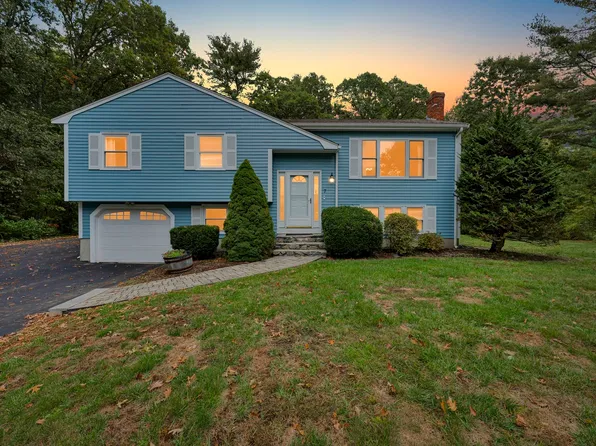 7 Garrison Dr, Plainville, MA 02762