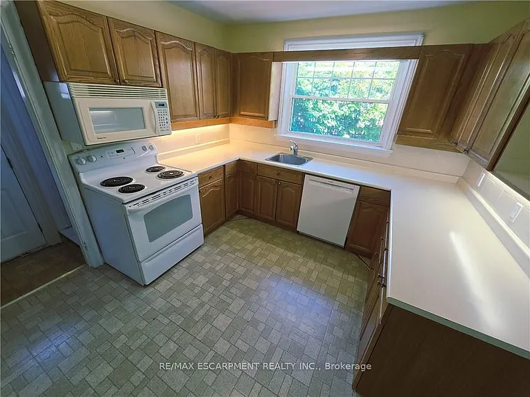 2047 James St — Photo 4