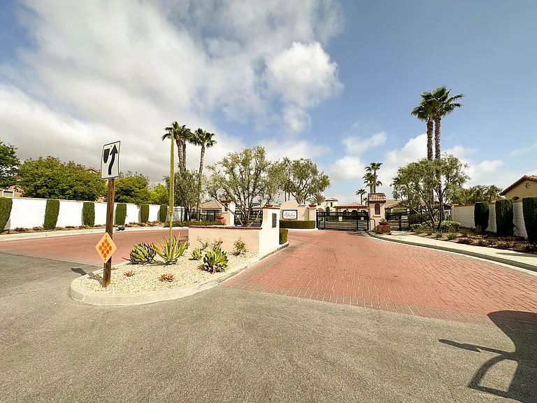 26318 Desert Rose Ln — Photo 57