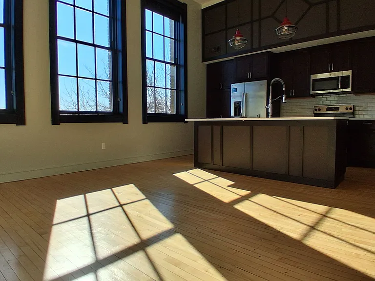 215 N Webster Ave — Photo 3