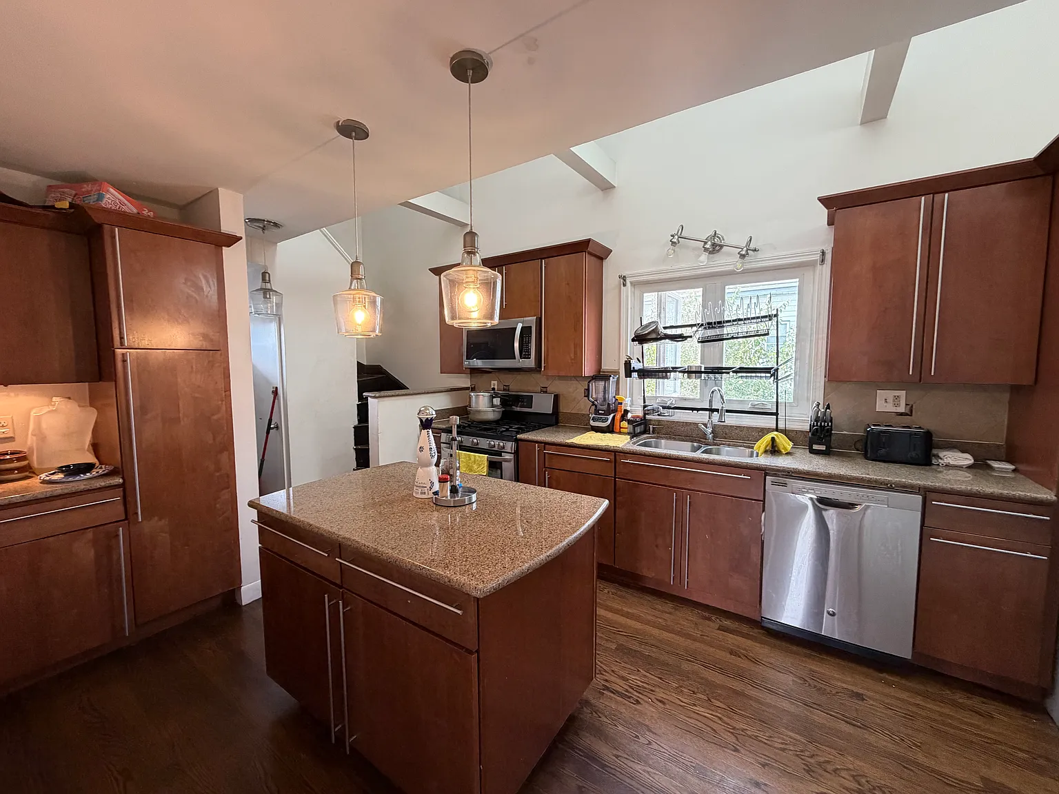 4 bed, 1600 sqft, $3,800 — Photo 1