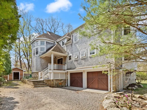 28 Boathouse Ln, Dedham, MA 02026