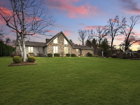 86 Willow Brook Dr, Agawam, MA 01001