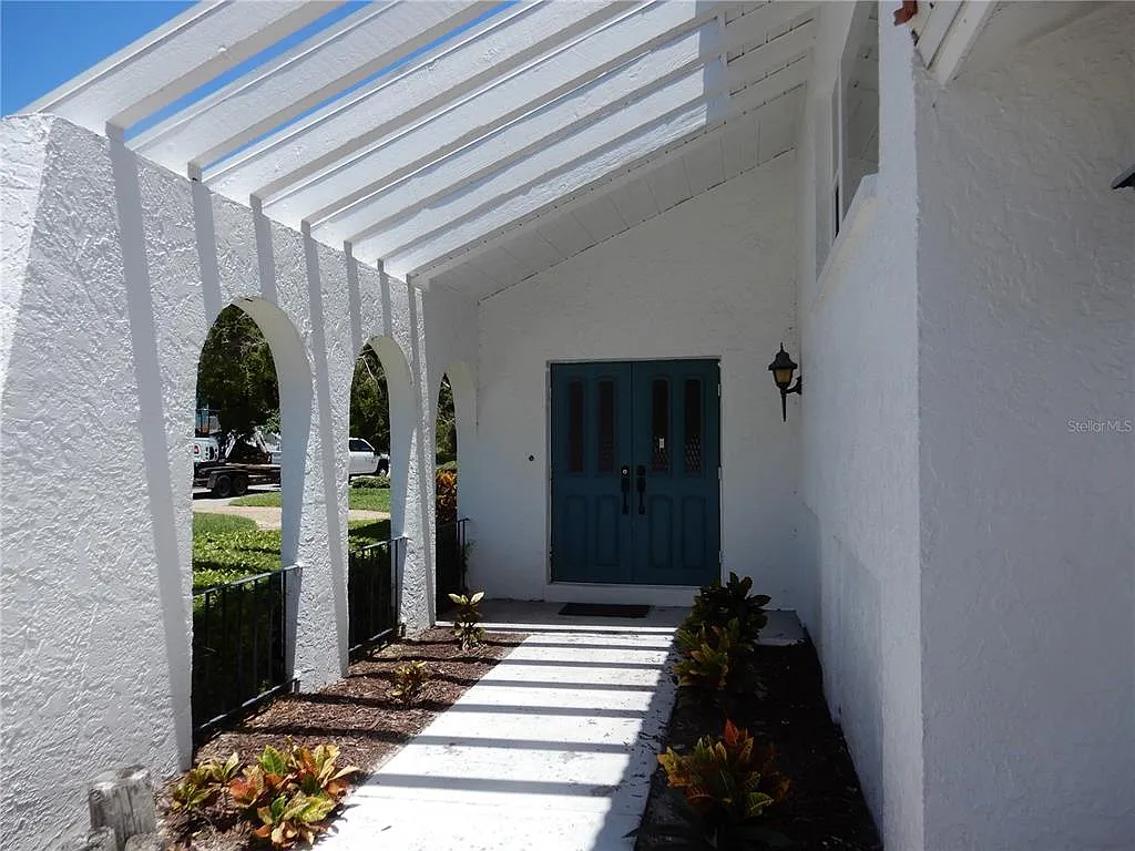 3 bed, 2.0 bath, 1841 sqft, $4,300 — Photo 2