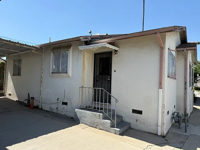 2 bed, 874 sqft, $2,400 — Photo 1