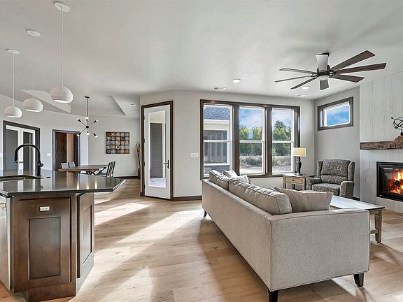 4th image of 895 Black Swan Dr
