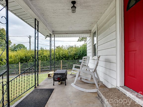 3rd image of 585 Eastview Rd