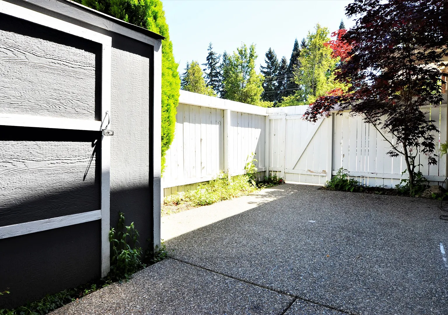 Lovely end unit at Newport Townhomes! — Photo 1