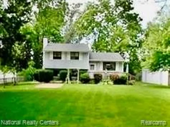3090 Massena St, Commerce Township, MI 48382