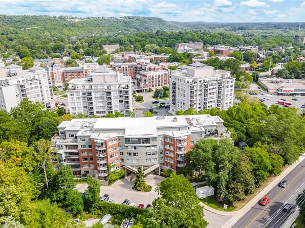 77 Governors Rd #204, Hamilton, ON L9H 7N8