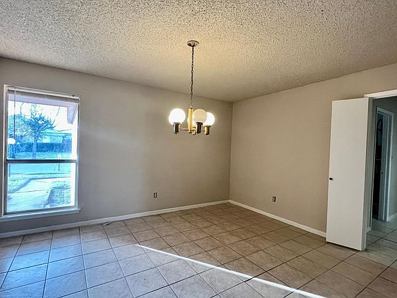 3rd image of 6631 Briar Glade Dr