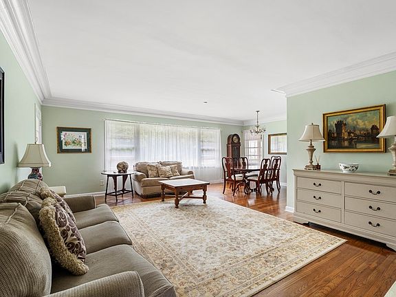 4th image of 2511 Country Club Rd