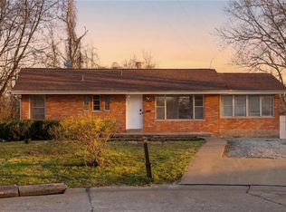 3755 Park Crest Dr, Saint Louis, MO 63125