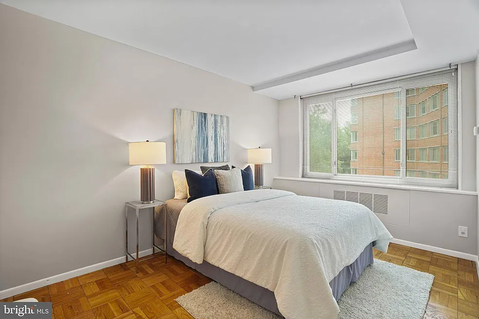 2 bed, 918 sqft, $2,700 — Photo 2