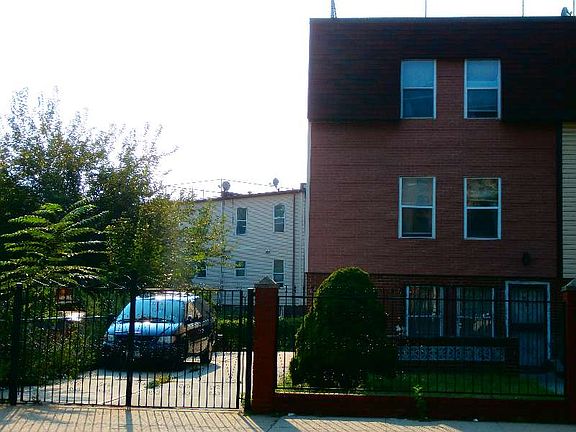 3rd image of 891 Tiffany St