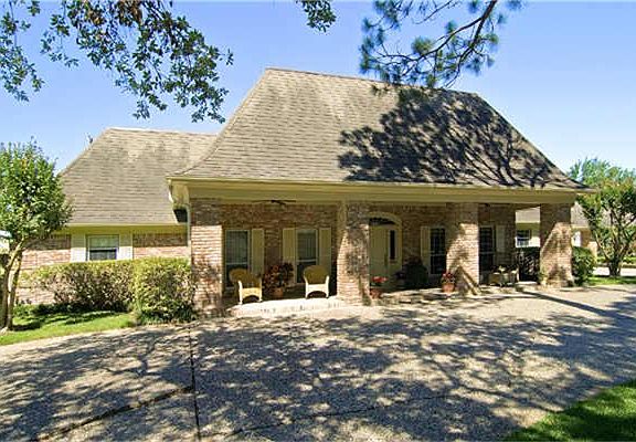  A front elevation photo shows the terrific curb appeal and meticulously manicured exterior of this inviting Tanglewood home.