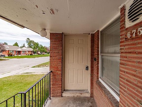 3rd image of 675-677 Holbrook Dr