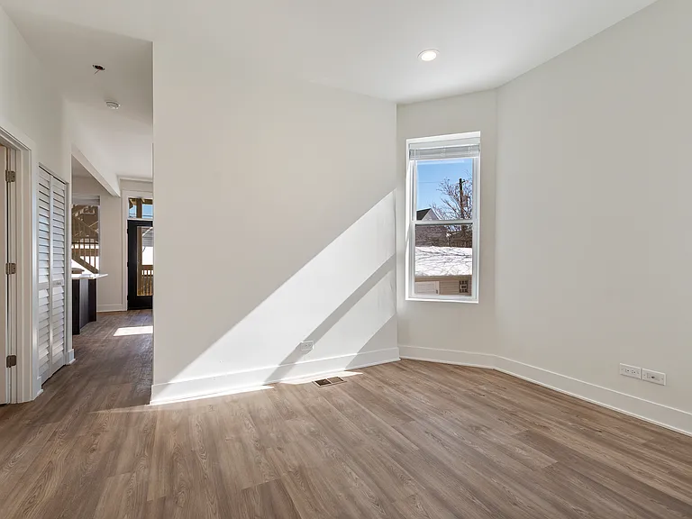 2833 N Whipple St #1R — Photo 14