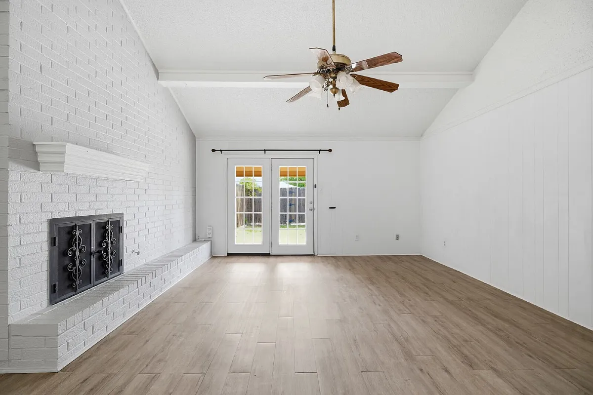 Building Photo - 7909 Albany Ave #B