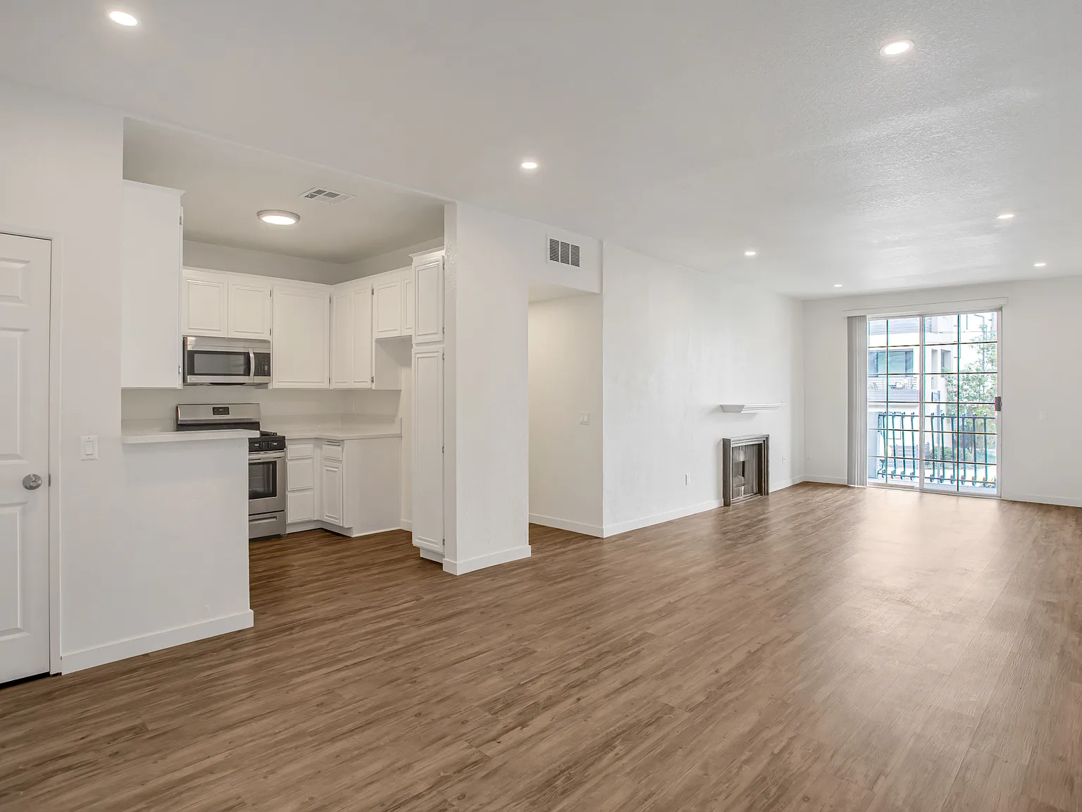 2 bed, 1200 sqft, $2,900 — Photo 2