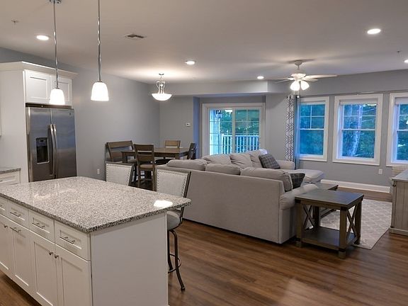 3rd image of 4 Longwood Ln