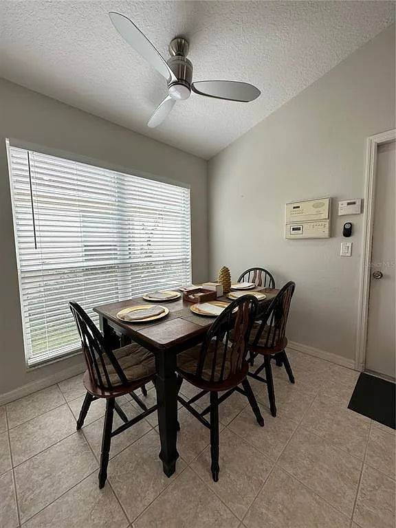 4 bed, 2.0 bath, 2008 sqft, $2,600 — Photo 3
