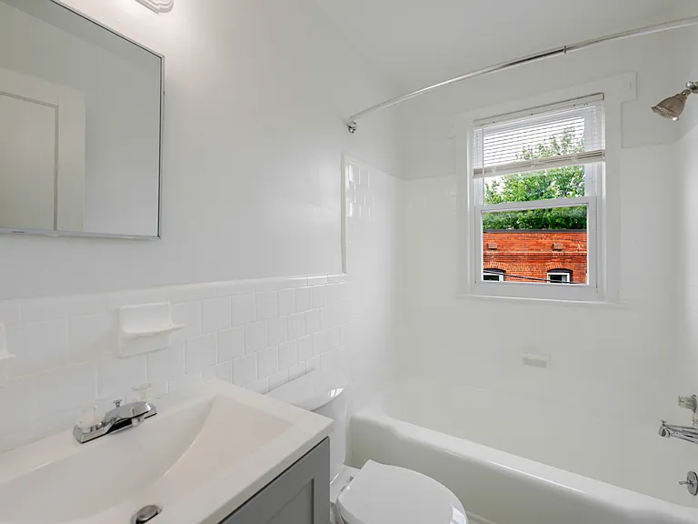 2425 E St NE #4 — Photo 6