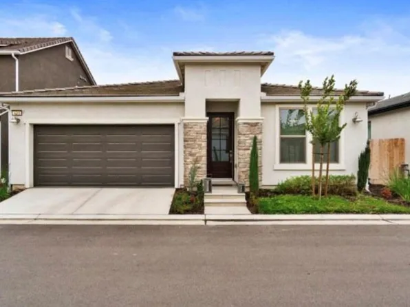 1281 E Via Ulivo Dr, Fresno, CA 93730