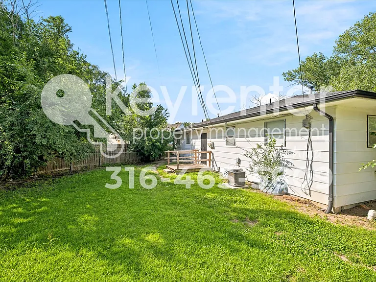 E Pine St Duplex — Photo 12