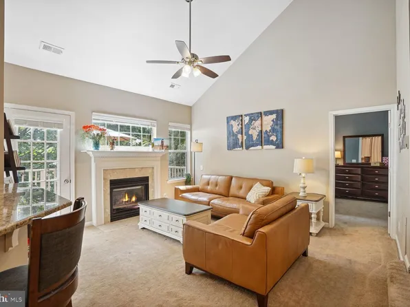 12461 Hayes Ct Unit 304, Fairfax, VA 22033