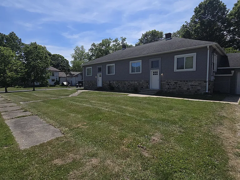 201 N Chestnut St #203 — Photo 1