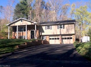 136 Valleydale Dr, Mount Airy, NC 27030