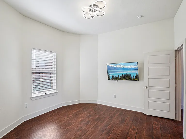 422 N Marlborough Ave — Photo 44