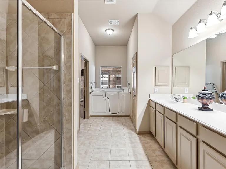 7586 Saint Stephens Sq — Photo 8