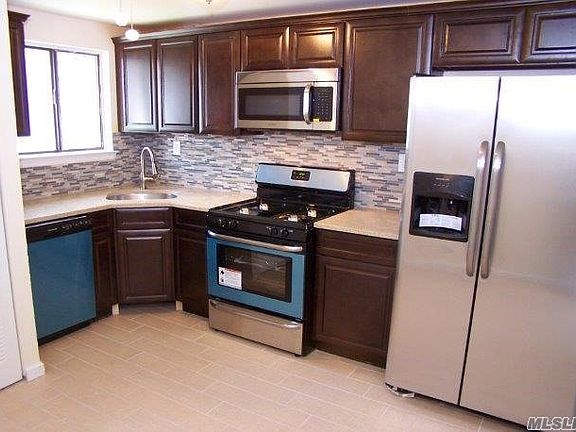 5th image of 184 Cambridge Dr