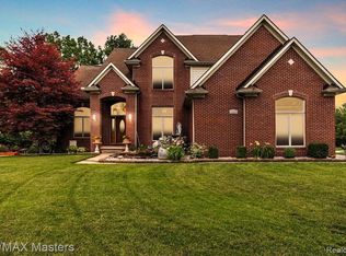 25343 Pleasant Creek Dr, Brownstown, MI 48134