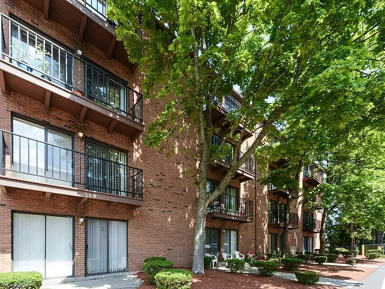 327 Plantation St — Photo 16