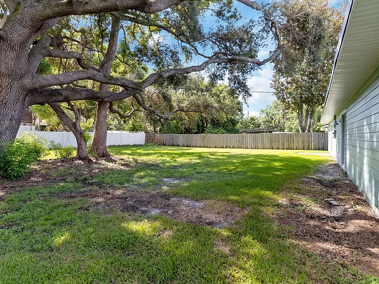 225 Montana Ave — Photo 14