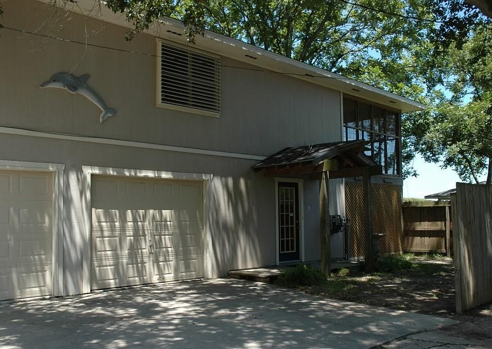 Large garage apartment in residential neighborhood