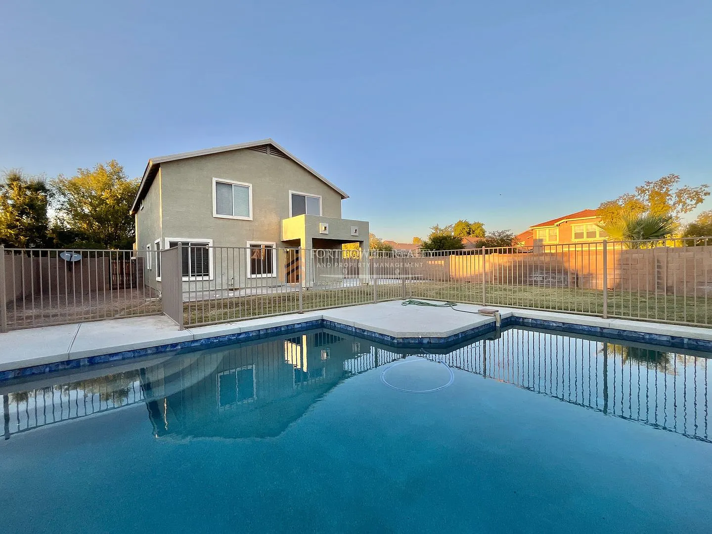 Move In Ready 5 Bd 3 Ba + Loft With Pool! — Photo 2