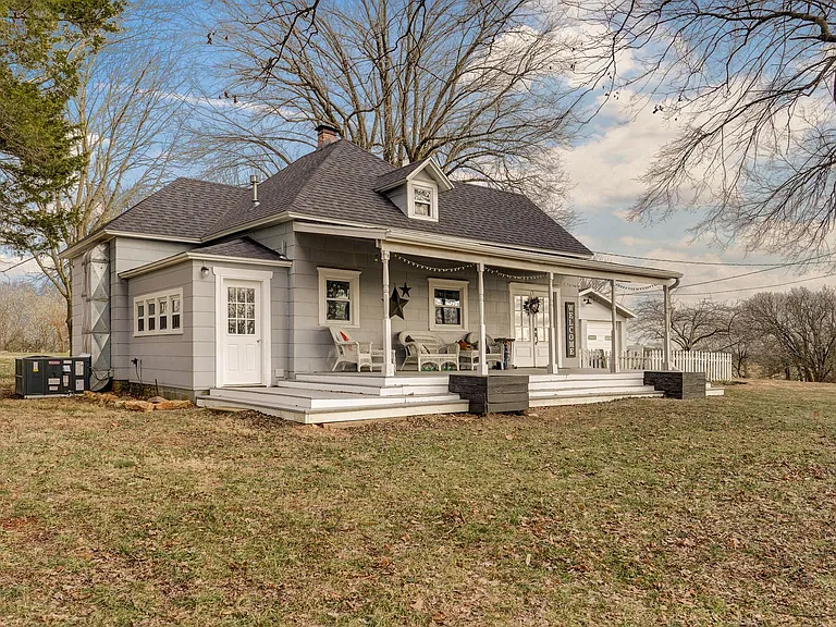 1528 Hidden Valley Rd — Photo 4