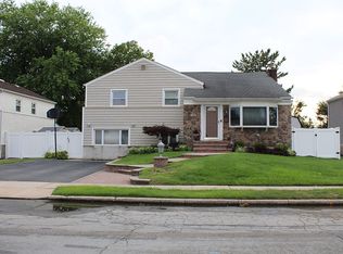 150 Orchard St, Plainview, NY 11803