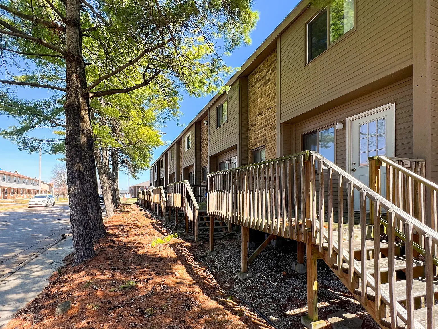 The Grove Townhomes - 1711 E Walnut Lawn St - H — Photo 3
