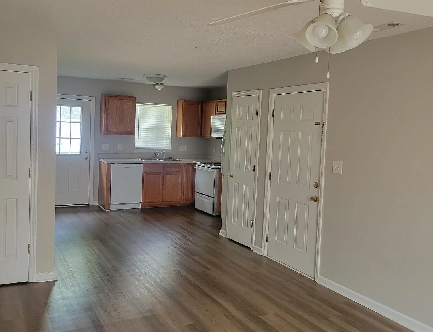 2 bed, 1.0 bath, $1,095 — Photo 3