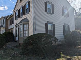 2760 Knollside Ln, Vienna, VA 22180
