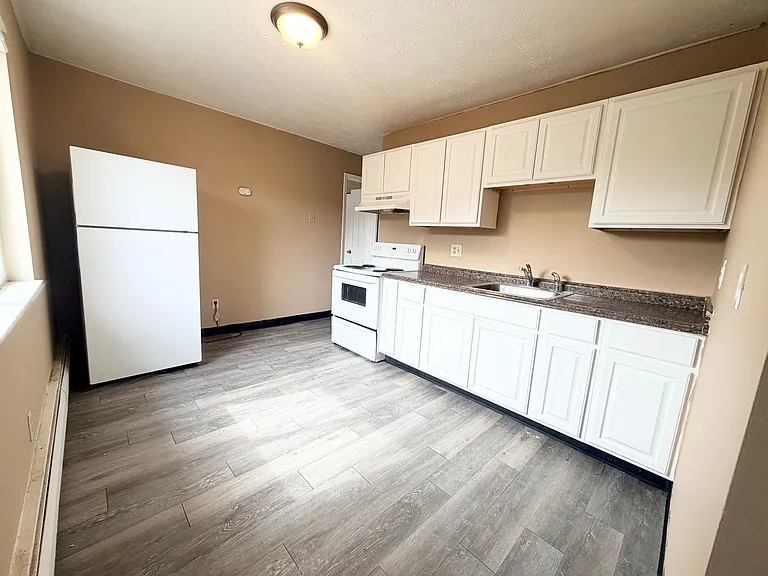 2457 Montana Ave — Photo 4