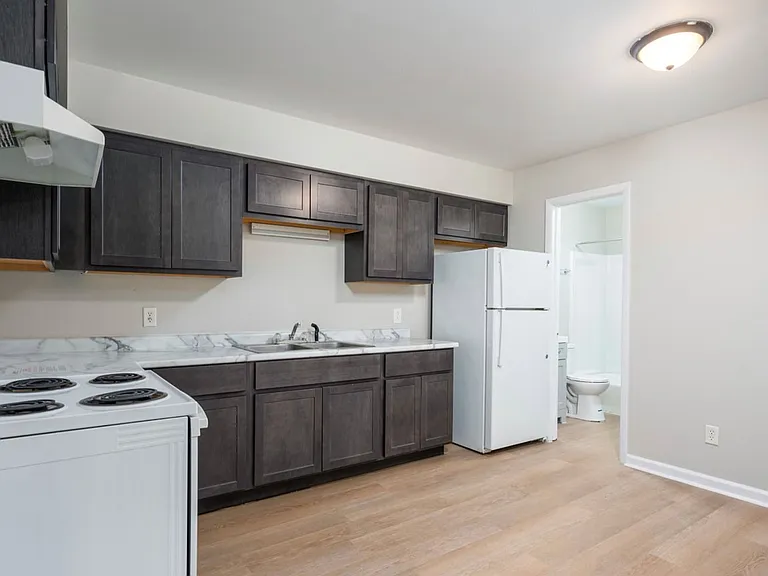 Lakewood Apartments — Photo 32