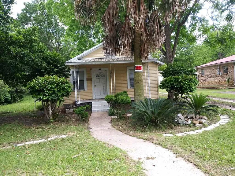 774 E Selma St — Photo 2